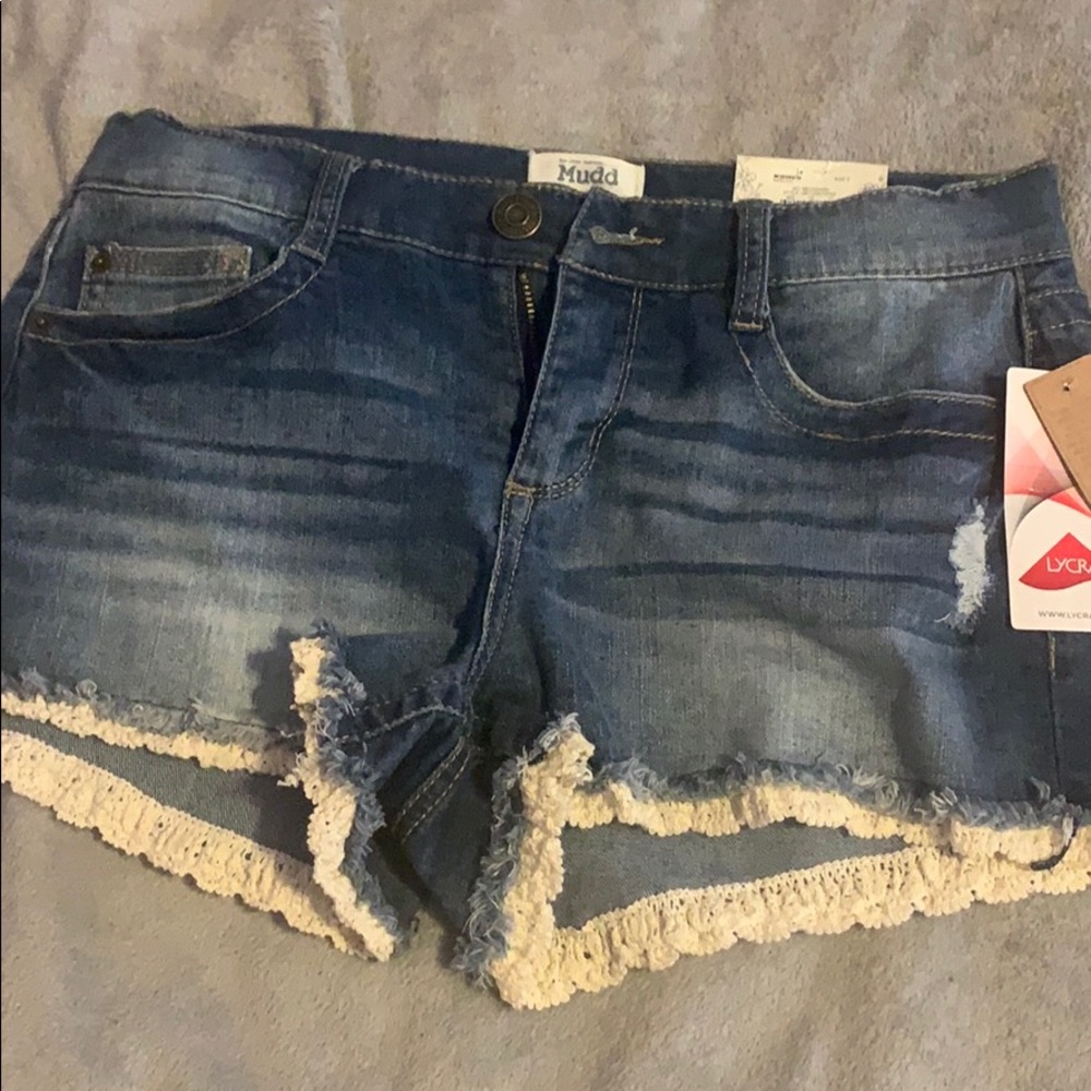Jean shorts creme ruffle at bottom